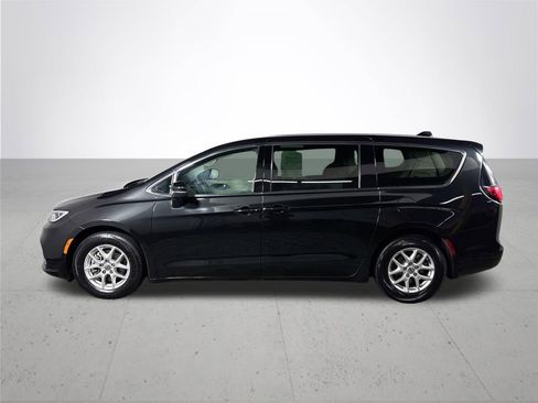 Used 2023 Chrysler Pacifica Touring-L image 9