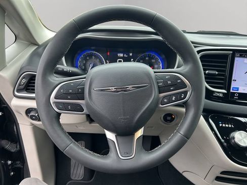 Used 2023 Chrysler Pacifica Touring-L FWD image 15