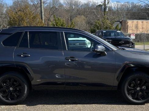 Used 2023 Toyota RAV4 SE image 4