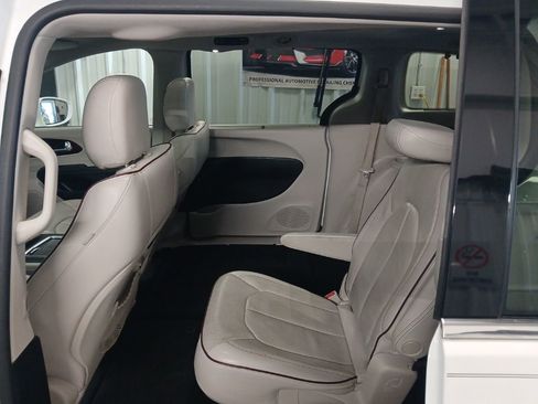 Used 2020 Chrysler Pacifica Limited FWD image 32