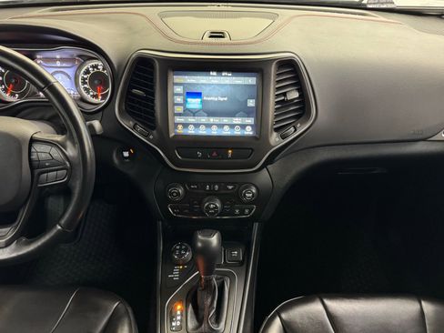 Used 2021 Jeep Cherokee Trailhawk w/ Comfort/Convenience Group AWD/4WD image 15