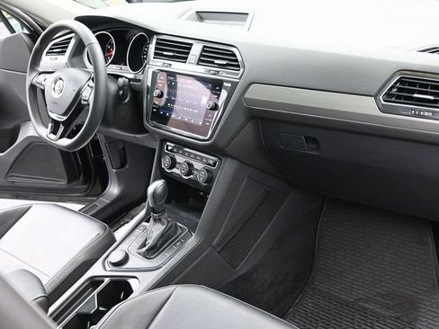 Used 2021 Volkswagen Tiguan SE w/ Panoramic Sunroof Package image 29