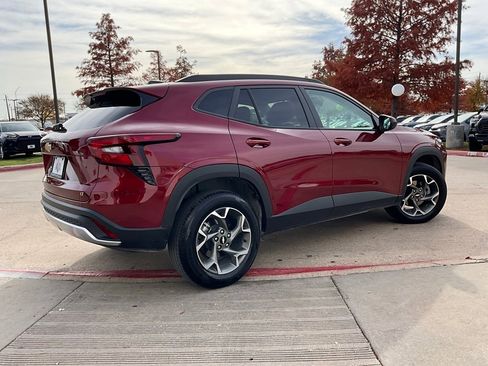 Used 2025 Chevrolet Trax LT image 6