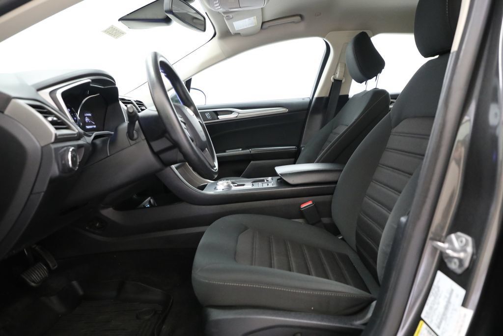 Used 2020 Ford Fusion SE FWD image 6