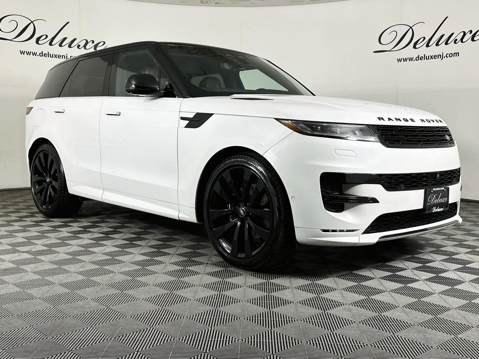 Used 2024 Land Rover Range Rover Sport Dynamic SE AWD/4WD image 1