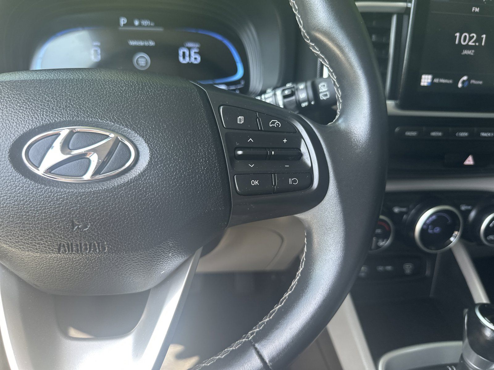 Used 2025 Hyundai Venue SEL FWD image 12