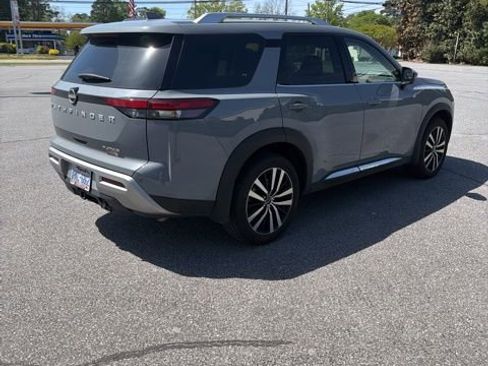 Used 2025 Nissan Pathfinder Platinum image 4