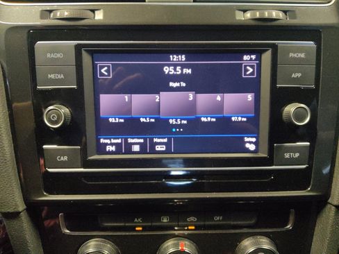 Used 2019 Volkswagen Golf S FWD image 25