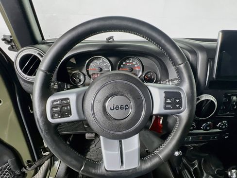 Used 2015 Jeep Wrangler Unlimited Rubicon AWD/4WD image 17