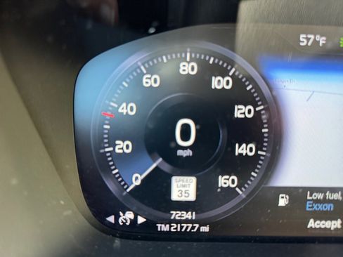 Used 2019 Volvo XC40 T4 Momentum image 11