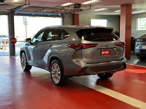 Used 2022 Toyota Highlander Limited FWD image 5