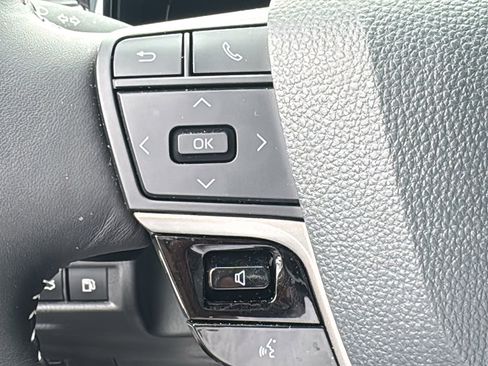 Used 2025 Toyota Camry SE w/ Convenience Package image 21