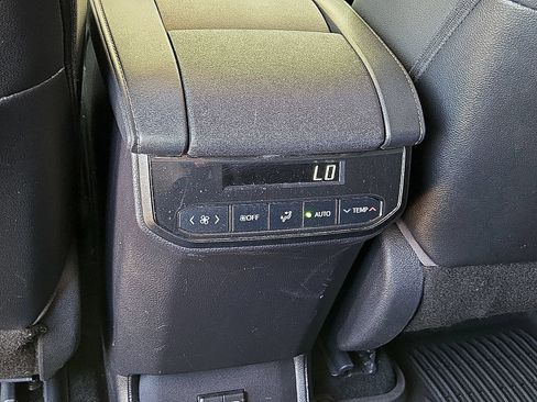 Used 2021 Toyota Highlander XLE AWD/4WD image 17