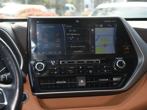 Used 2021 Toyota Highlander Platinum image 19