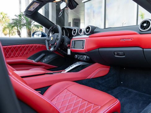 Used 2016 Ferrari California T image 2
