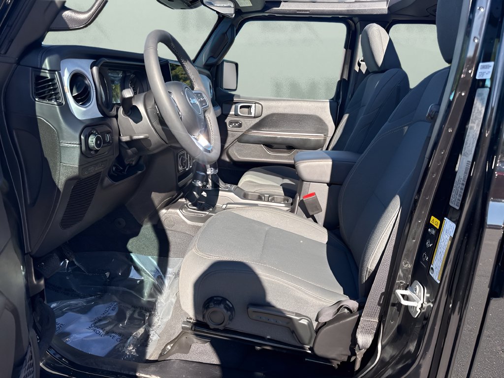 Used 2026 Jeep Wrangler Unlimited Sahara AWD/4WD image 10
