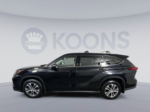 Used 2021 Toyota Highlander XLE image 2