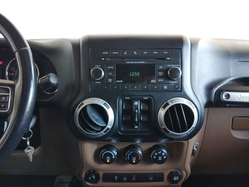 Used 2016 Jeep Wrangler Unlimited Rubicon w/ Connectivity Group AWD/4WD image 32