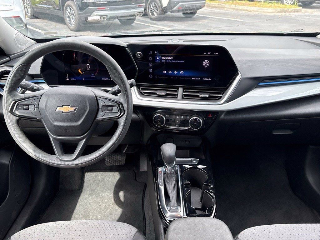 Used 2025 Chevrolet Trax LT FWD image 27