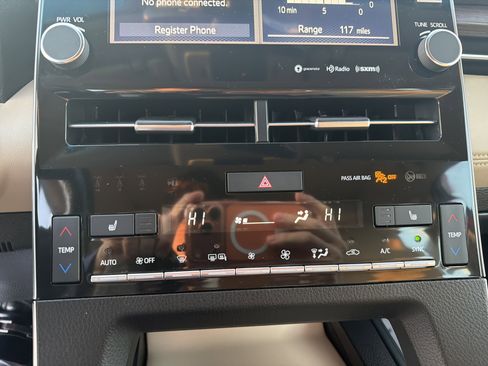 Used 2020 Toyota Avalon XLE image 18