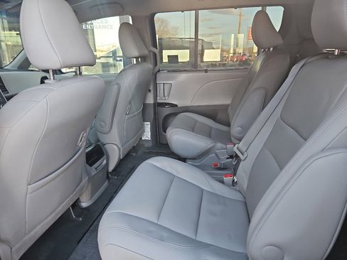 Used 2017 Toyota Sienna XLE Premium image 25