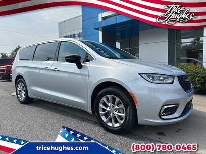 Used 2024 Chrysler Pacifica Touring-L