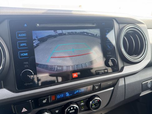 Used 2016 Toyota Tacoma TRD Off-Road AWD/4WD image 18