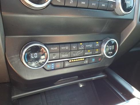 Used 2020 Ford Expedition XLT w/ Equipment Group 202A AWD/4WD image 33