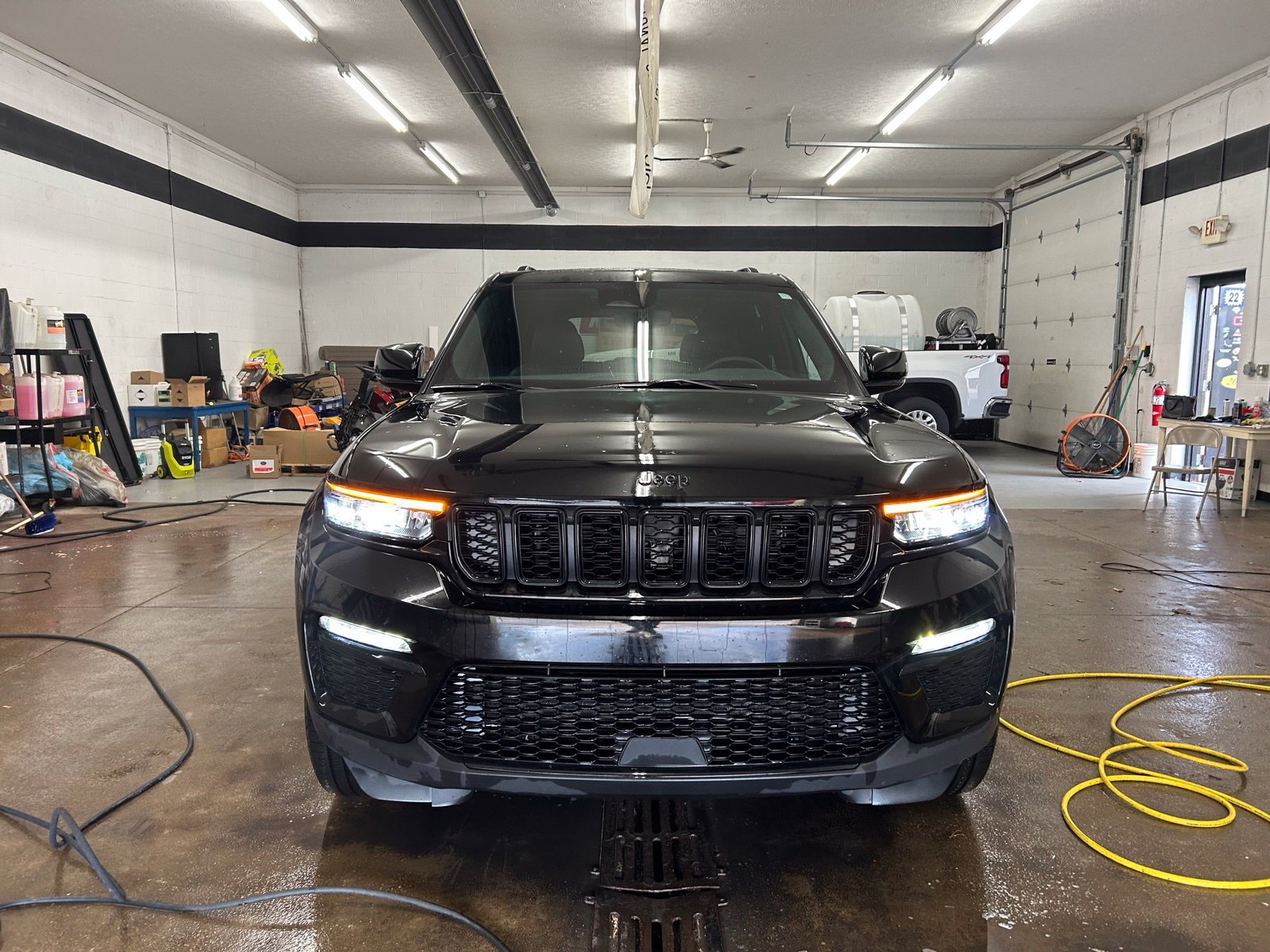 Used 2025 Jeep Grand Cherokee Limited w/ Black Appearance Package AWD/4WD image 10