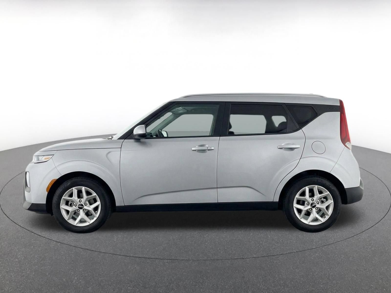 Used 2025 Kia Soul LX w/ LX Technology Package FWD image 4