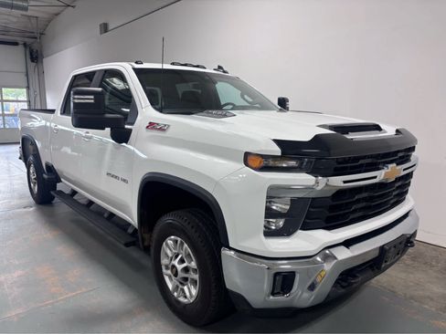 Used 2025 Chevrolet Silverado 2500 LT w/ Convenience Package AWD/4WD image 5