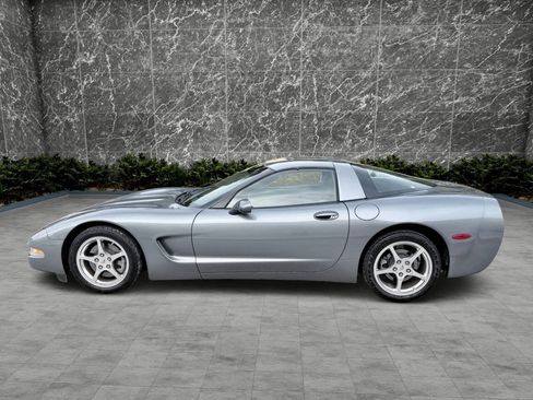 Used 2004 Chevrolet Corvette Coupe w/ Preferred Equipment Group RWD image 3