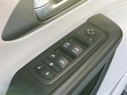 Used 2021 Chrysler Pacifica Touring-L image 33