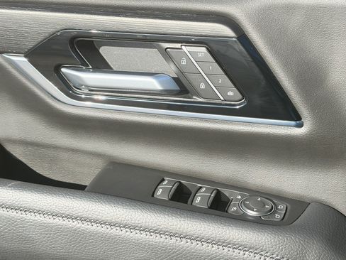 Used 2025 GMC Yukon XL Denali AWD/4WD image 18
