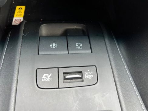 Used 2021 Toyota Venza LE w/ Carpet Mat Package (TMS) image 31