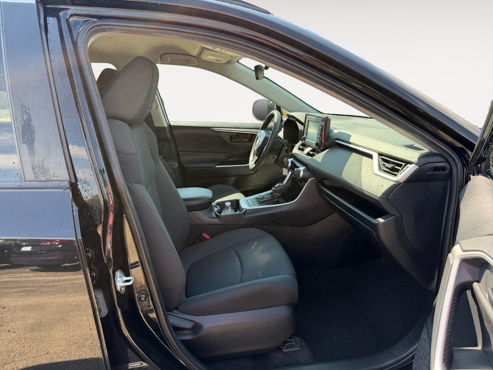 Used 2021 Toyota RAV4 LE AWD/4WD image 15