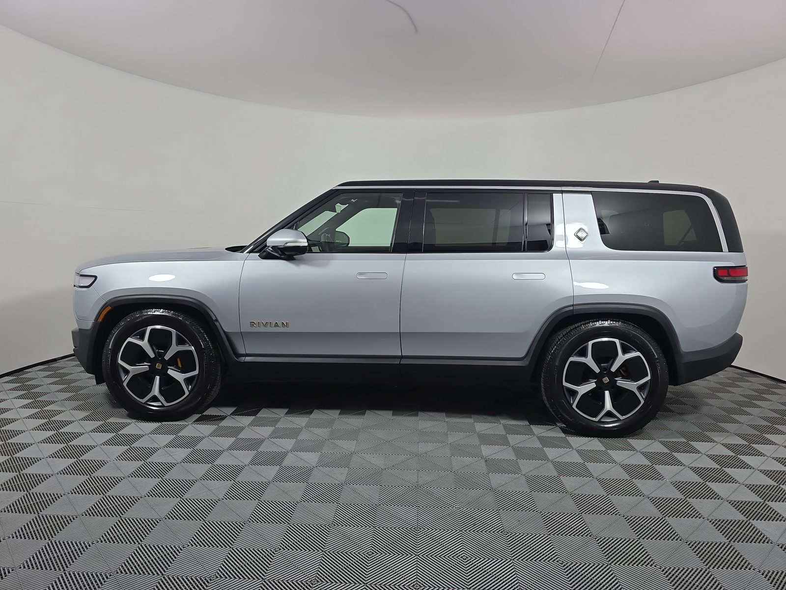Used 2024 Rivian R1S Adventure Quad AWD/4WD image 2