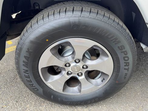 Used 2018 Jeep Wrangler Unlimited Sahara w/ Connectivity Group image 11