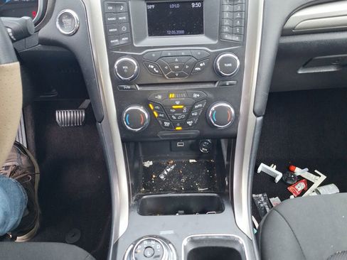 Used 2017 Ford Fusion SE FWD image 14