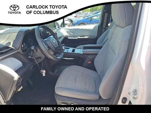 Used 2025 Toyota Sienna LE FWD image 5