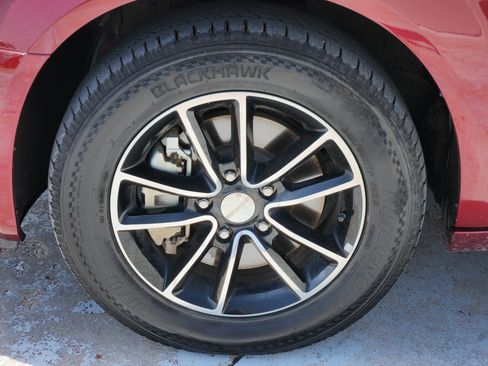 Used 2019 Dodge Grand Caravan SE FWD image 12