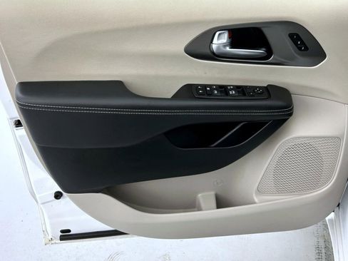 Used 2024 Chrysler Pacifica Touring-L FWD image 9
