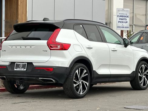 Used 2019 Volvo XC40 T4 R-Design image 2