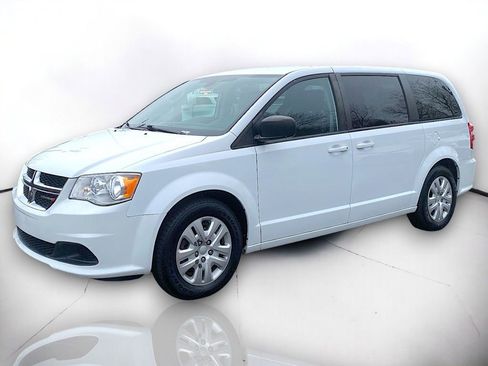 Used 2018 Dodge Grand Caravan SE w/ UConnect Hands-Free Group image 2