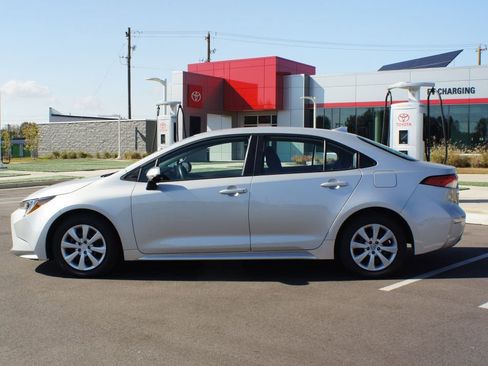 Used 2022 Toyota Corolla LE image 10