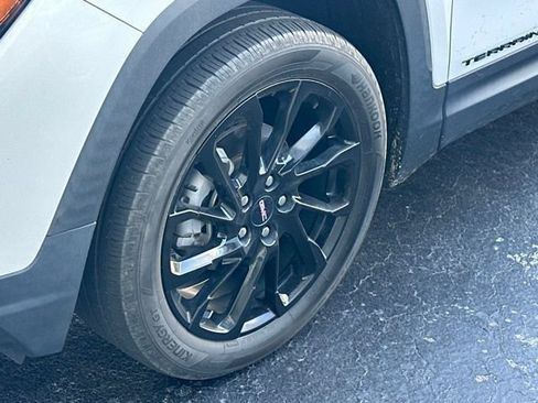 Used 2024 GMC Terrain SLE w/ Driver Convenience Package FWD image 3