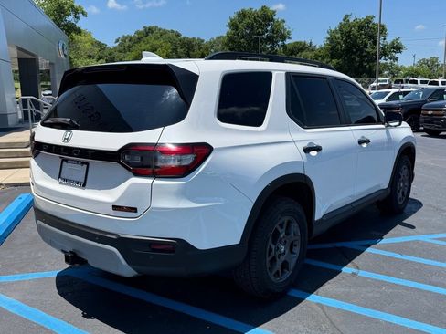 Used 2024 Honda Pilot TrailSport image 3