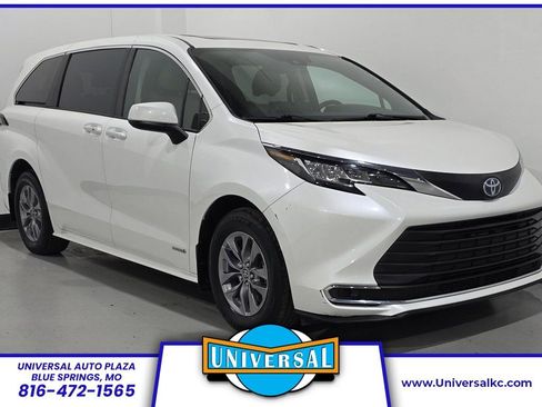 Used 2021 Toyota Sienna Limited image 1