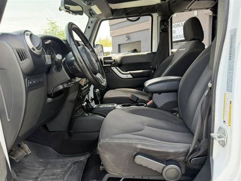 Used 2017 Jeep Wrangler Unlimited Rubicon w/ Connectivity Group AWD/4WD image 25