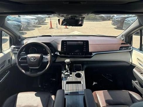 Used 2024 Toyota Sienna Platinum image 13